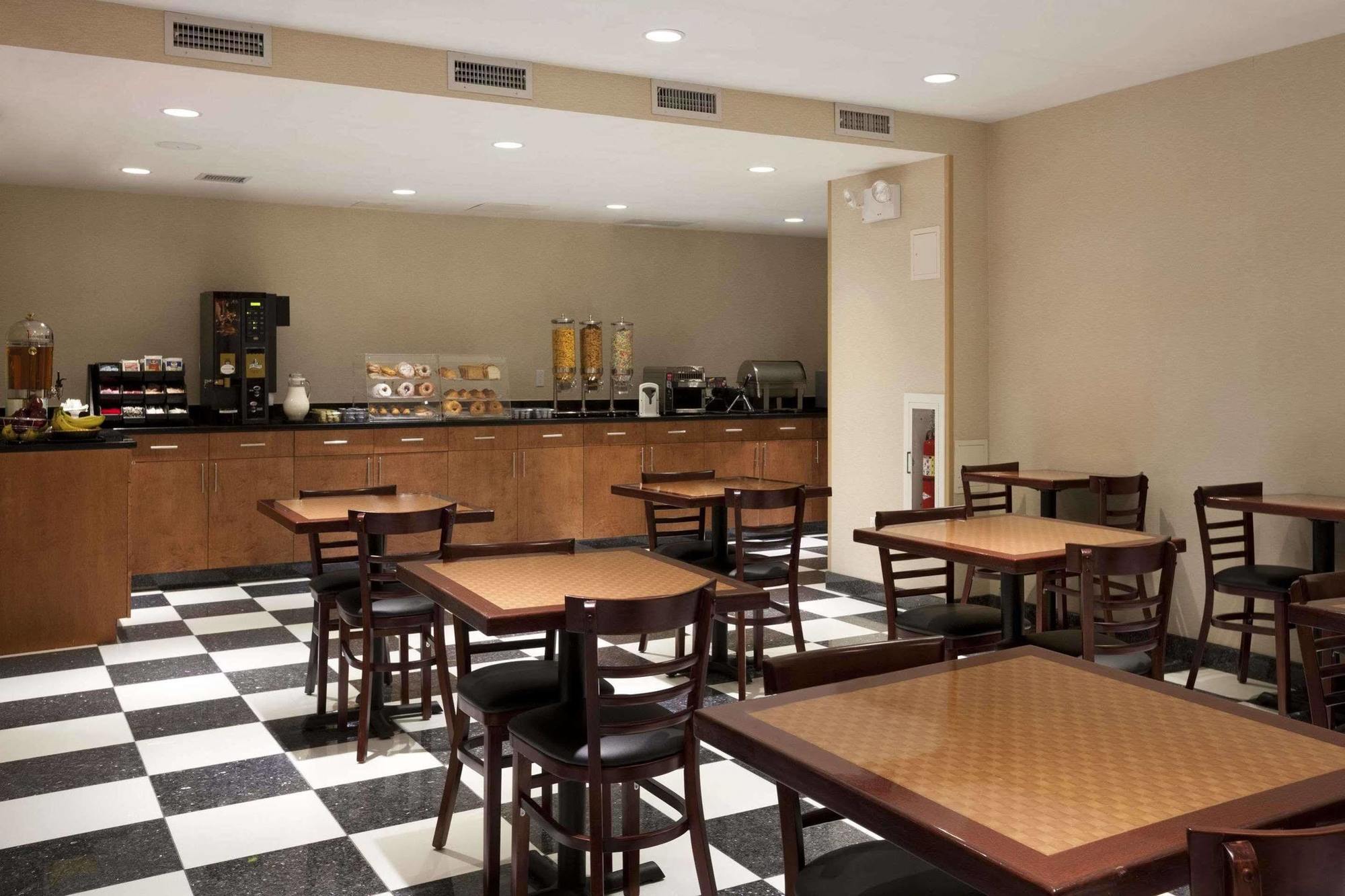 Howard Johnson By Wyndham Jamaica Ny Near Airtrain Jfk New York Eksteriør billede